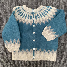 Indlæs billede til gallerivisning Håndstrikket børne cardigan i uld - Blå/Hvid