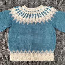Indlæs billede til gallerivisning Håndstrikket børne cardigan i uld - Blå/Hvid