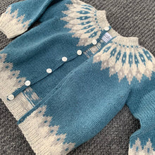 Indlæs billede til gallerivisning Håndstrikket børne cardigan i uld - Blå/Hvid