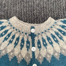 Indlæs billede til gallerivisning Håndstrikket børne cardigan i uld - Blå/Hvid