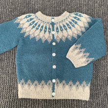 Indlæs billede til gallerivisning Håndstrikket børne cardigan i uld - Blå/Hvid