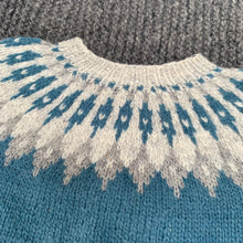 Indlæs billede til gallerivisning Håndstrikket børne cardigan i uld - Blå/Hvid