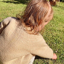 Indlæs billede til gallerivisning Håndstrikket børne cardigan i uld - Beige