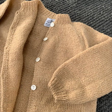 Indlæs billede til gallerivisning Håndstrikket børne cardigan i uld - Beige