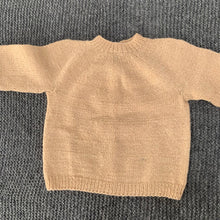 Indlæs billede til gallerivisning Håndstrikket børne cardigan i uld - Beige