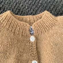 Indlæs billede til gallerivisning Håndstrikket børne cardigan i uld - Beige