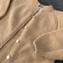 Indlæs billede til gallerivisning Håndstrikket børne cardigan i uld - Beige