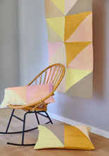 Indlæs billede til gallerivisning Quiltet Pudebetræk - TRIANGLE - Creme/lilla/gul