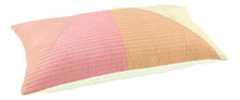 Indlæs billede til gallerivisning Quiltet Pudebetræk - TRIANGLE - Creme/koral/pink