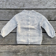 Indlæs billede til gallerivisning Håndstrikket børne cardigan i uld - Grå