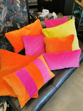 Indlæs billede til gallerivisning Firkantet velourpudebetræk med kantbånd i samme farve