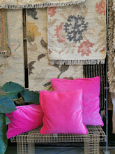 Indlæs billede til gallerivisning Firkantet velourpudebetræk med kantbånd i samme farve