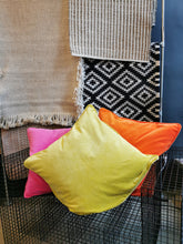 Indlæs billede til gallerivisning Firkantet velourpudebetræk med kantbånd i samme farve