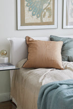 Indlæs billede til gallerivisning Silke Pudebetræk - MAI - Tan