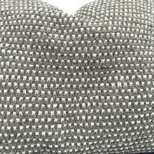 Indlæs billede til gallerivisning Uld pude i mørkgrå og hvid