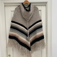 Indlæs billede til gallerivisning Uld Poncho