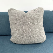 Indlæs billede til gallerivisning Uld pude i grå