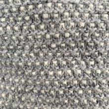 Indlæs billede til gallerivisning Uld pude i grå/hvid