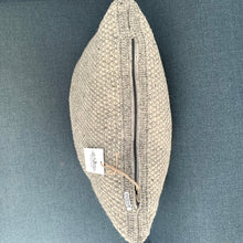 Indlæs billede til gallerivisning Uld pude i grå/hvid