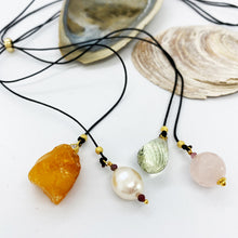 Indlæs billede til gallerivisning Halskæde med rav og sten #2