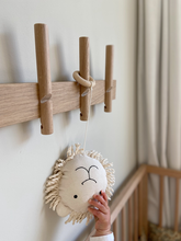 Indlæs billede til gallerivisning Reces knagerække i eg, Lille, af Rohn & Rahn