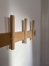 Indlæs billede til gallerivisning Reces knagerække i eg, Lille, af Rohn & Rahn