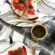 Indlæs billede til gallerivisning Gavesæt med 4 stk. smørrebrikker + 1 stk. skærebræt