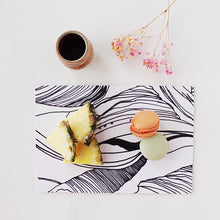 Indlæs billede til gallerivisning Gavesæt med 4 stk. smørrebrikker + 1 stk. skærebræt