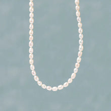 Indlæs billede til gallerivisning Smykish Pearly Necklace (Mellem-stor)