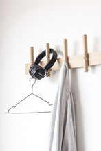 Indlæs billede til gallerivisning Reces knagerække i eg, Medium, af Rohn & Rahn