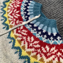 Indlæs billede til gallerivisning Håndstrikket børne cardigan i uld - Regnbue