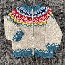 Indlæs billede til gallerivisning Håndstrikket børne cardigan i uld - Regnbue